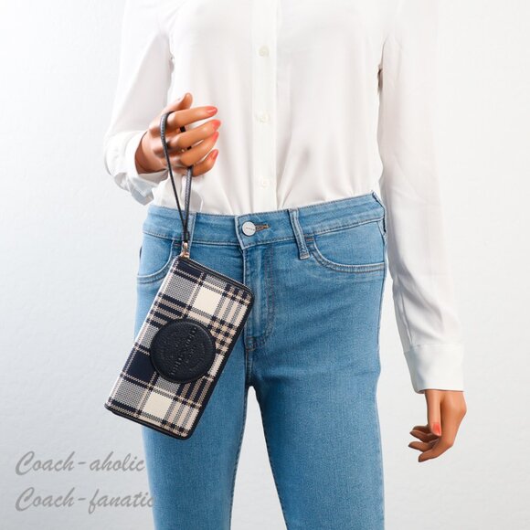 NWT Coach C8680 Dempsey Phone Wallet With Garden Plaid Print And Coach Patch - Picture 2 of 9